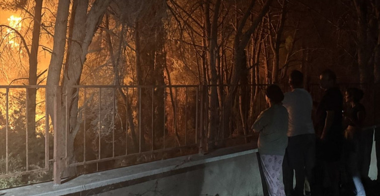 Antalya Aksu'da Orman Yangınına Müdahale Devam Ediyor