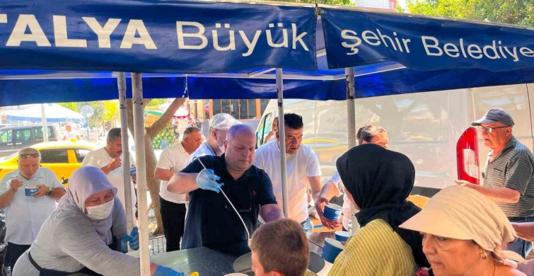 Antalya Büyükşehir Belediyesi aşure ikramlarını sürdürüyor