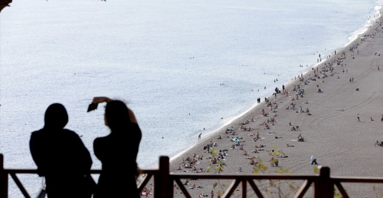 Antalya Sahillerinde Yoğunluk: Güneşli Hava Fırsatı