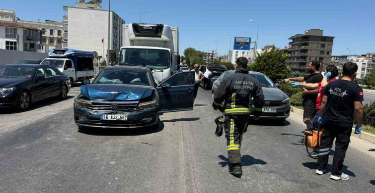 Antalya'da 3 araçlı zincirleme trafik kazası: 2 yaralı