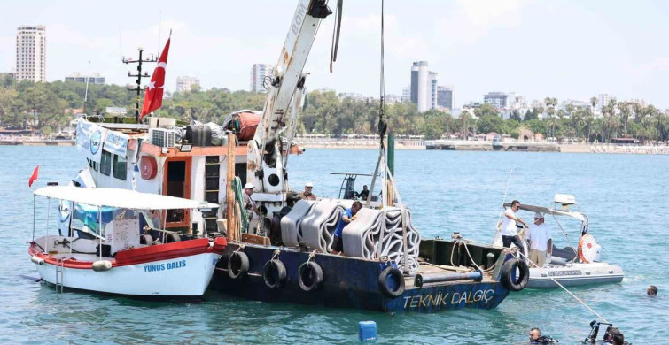Antalya'da 3D yazıcıyla üretilen yapay resifler denizle buluştu