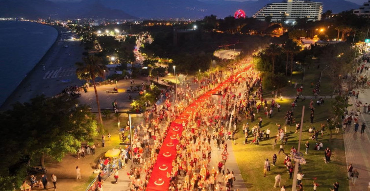 Antalya'da 400 Metrelik Türk Bayrağı ile Fener Alayı