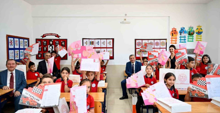 Antalya'da 484 bin 576 öğrenci karne heyecanı yaşadı