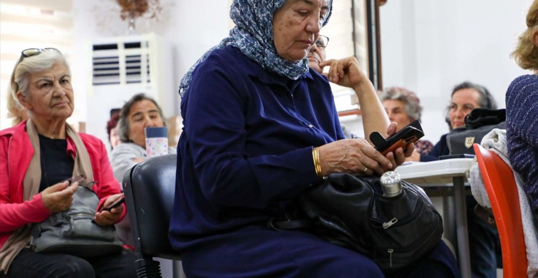 Antalya'da 60 Yaş Üstü Bireylere Akıllı Telefon Eğitimi