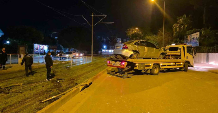 Antalya'da Alkollü Sürücü Tramvay Durağına Girdi