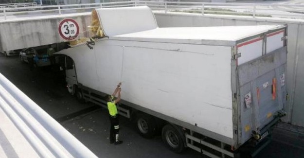 Antalya'da Alt Geçit Girişine Sıkışan Kamyon Zor Anlar Yaşattı!