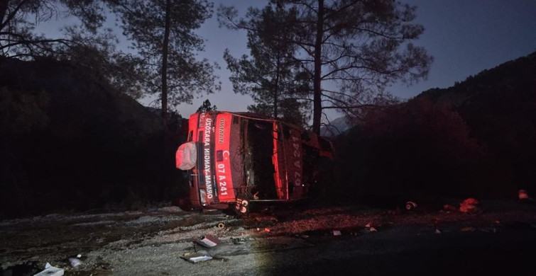 Antalya'da Araç Devrilmesi: 2 Yaralı