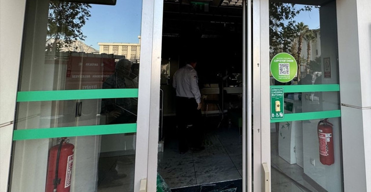 Antalya'da Banka Şubesinde Yangın İtfaiye Ekiplerince Söndürüldü