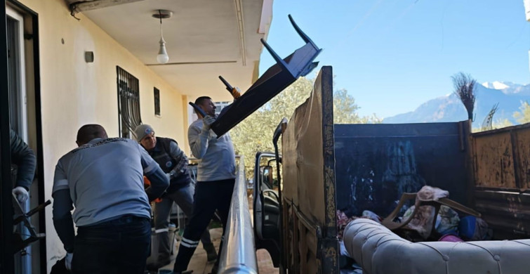 Antalya'da Bir Evden Çıkan Kamyon Çöp