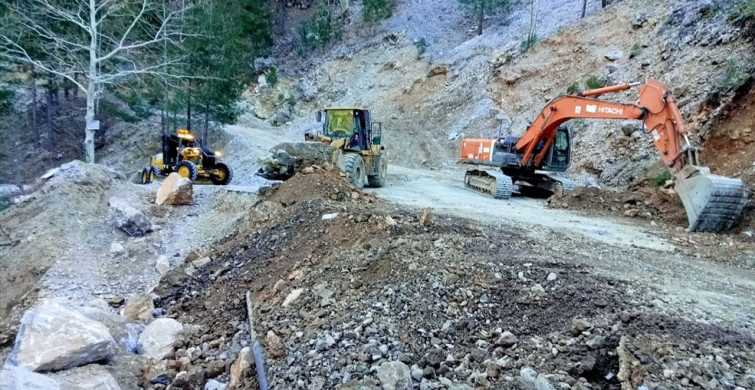 Antalya'da Buzlanmaya Karşı Tuzlama Çalışmaları