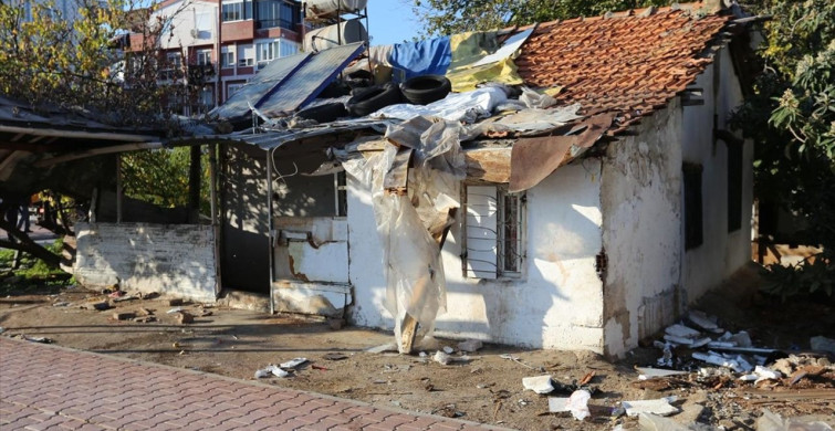 Antalya'da Çöp Temizliği: 2 Kamyon Atık Çıkarıldı