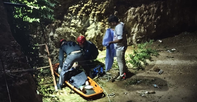 Antalya'da Çukura Düşen Turist Kurtarıldı Antalya'da Çukura Düşen Turist Kurtarıldı