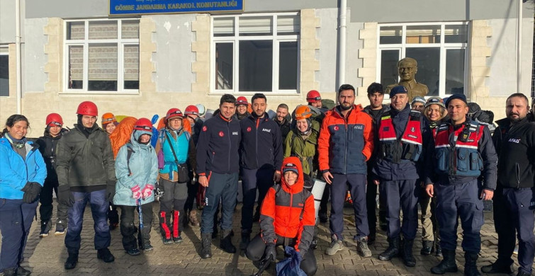 Antalya'da Dağda Mahsur Kalan 24 Kişi Kurtarıldı