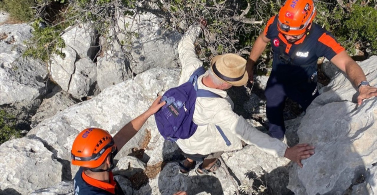 Antalya'da Dağlık Alanda Mahsur Kalan Turist Kurtarıldı