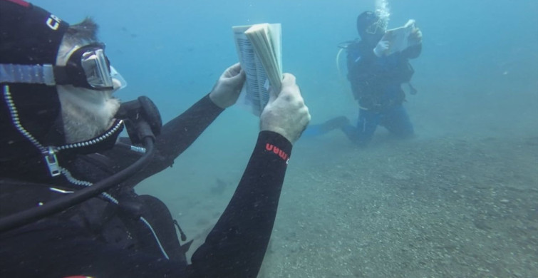 Antalya'da Dalgıçlar Su Altında Kitap Okudu