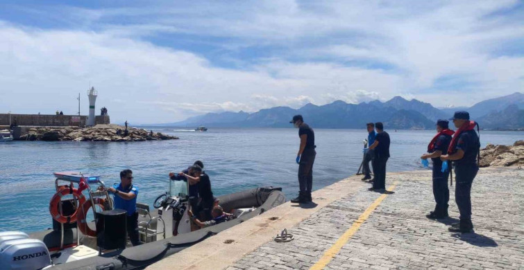 Antalya'da Deniz Polisi, Rahatsızlanan Turiste Yardım Etti