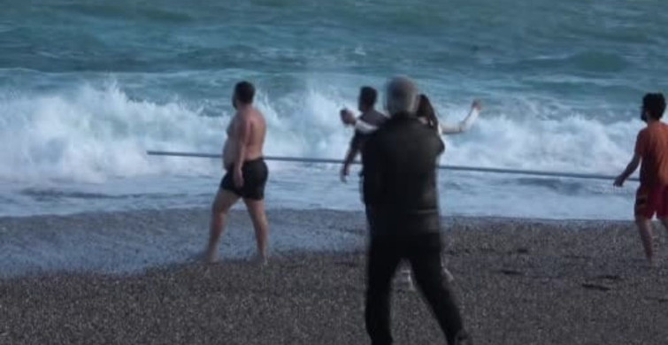 Antalya'da Denizde Can Pazarı: 2 Kardeş Kurtarıldı, 1 Kuzen Hayatını Kaybetti