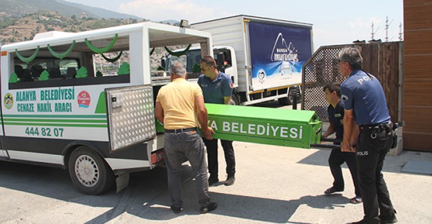 Antalya'da Denizde Erkek Cesedi Bulundu