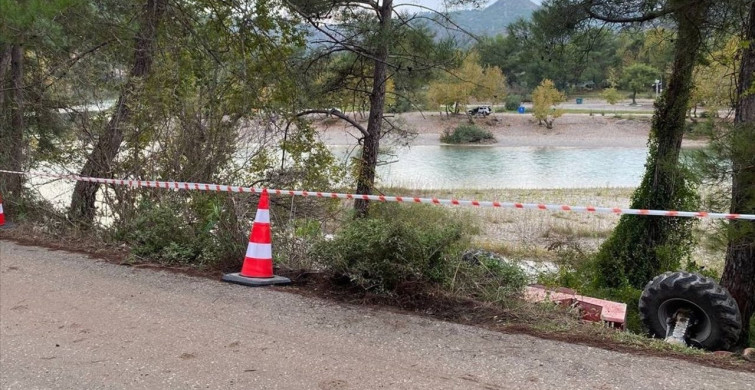 Antalya'da Devrilen İş Makinesi Operatörü Yaralandı