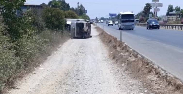 Antalya'da devrilen kamyonun sürücüsü yara almadan kurtuldu