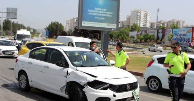 Antalya'da Direksiyon Başında Fenalaşan Sürücü Bariyere Çarparak Durabildi