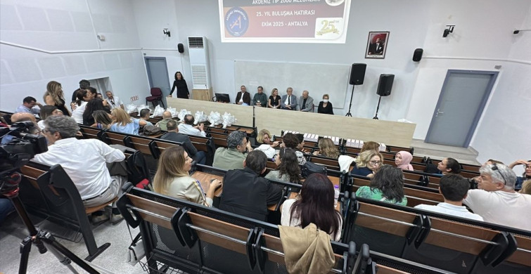 Antalya'da Doktorlar 25 Yıl Sonra Mezuniyet Heyecanını Yaşadı