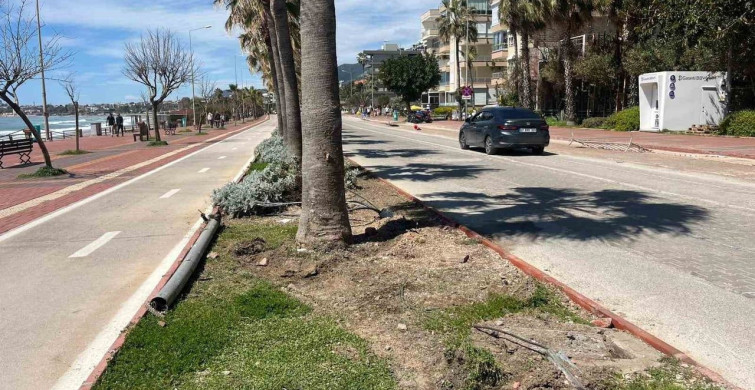 Antalya'da Elektrik Direğine Çarpan Araçta İki Yaralı