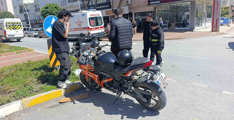 Antalya'da Elektrikli Bisiklet ve Motosiklet Çarpıştı: Üç Yaralı