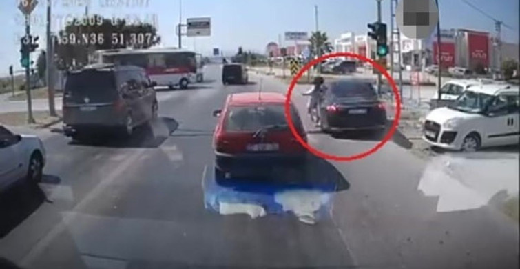Antalya'da emniyet şeridinden genç kıza çarpma kazası