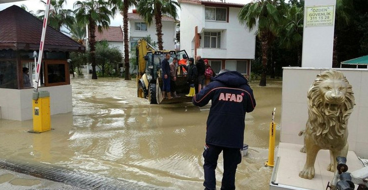 Antalya'da Etkili Olan Yağış Irmakları ve Dereyi Taşırdı! İş Yerleri ve Tarım Alanlarını Su Bastı