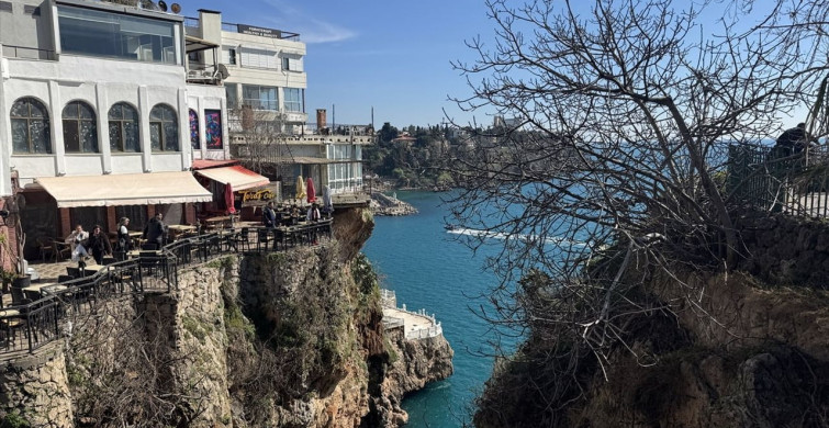 Antalya'da Falezlerde Mahsur Kaldığı Düşünülen Kedi Kurtarıldı