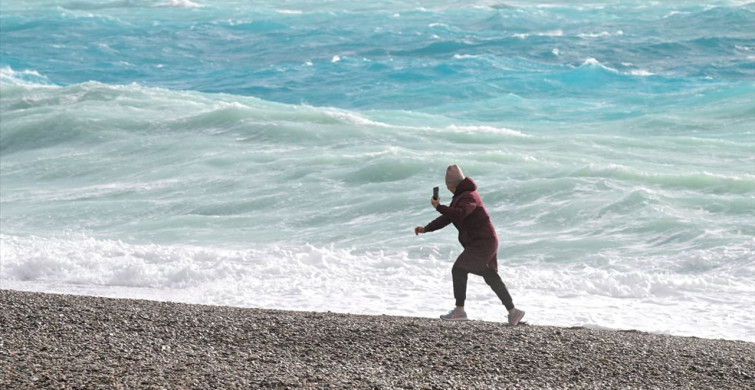 Antalya'da Fırtına ve Kuvvetli Rüzgar Etkili