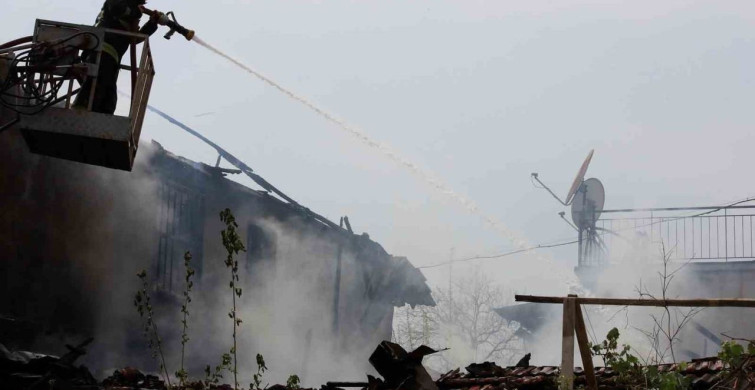 Antalya'da Gecekonduda Yangın: İki Çocuk Kurtarıldı