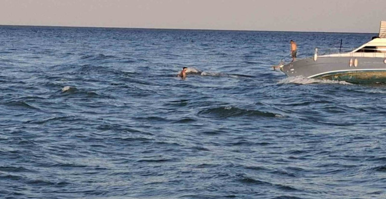 Antalya'da gezi teknesi karaya oturdu, kurtarma çalışmaları sırasında balıkçı teknesi de arızalandı