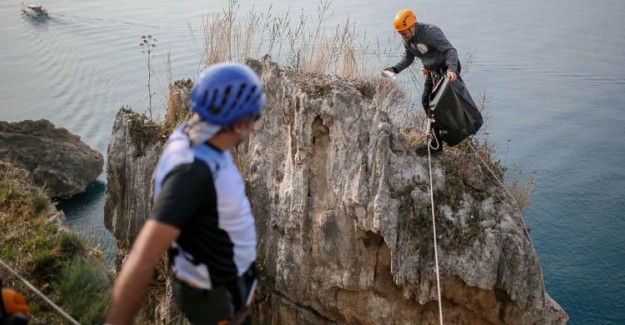 Antalya'da Gönüllüler Falezleri Temizledi