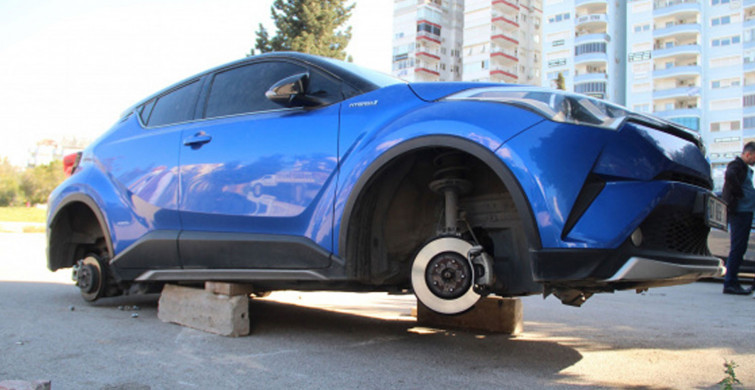 Antalya'da gündüz vakti lüks otomobilin lastiklerini çaldılar! Kaldırım üzerinde bıraktılar!