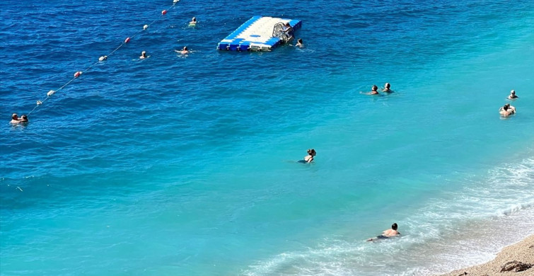 Antalya'da Güneşli Hava ile Turistlerin Plaj Keyfi