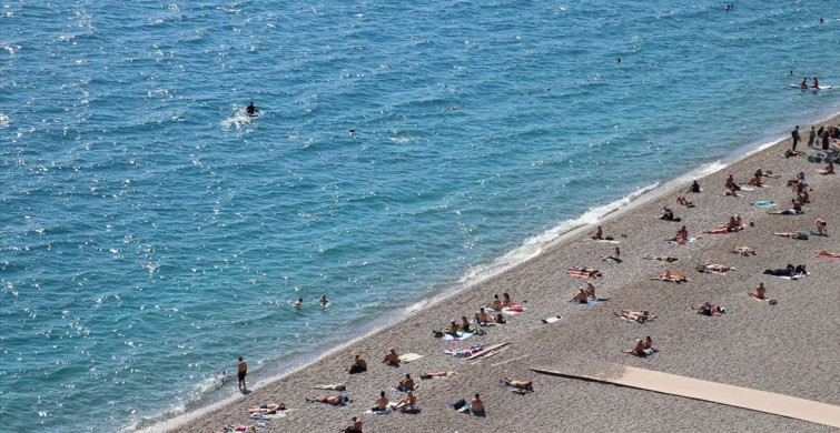 Antalya'da Güzel Hava ile Plajlarda Yoğunluk Artıyor