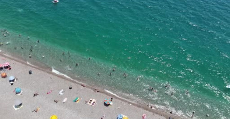 Antalya’da hava sıcaklığı 38 dereceyi buldu, tatilciler plajlara akın etti