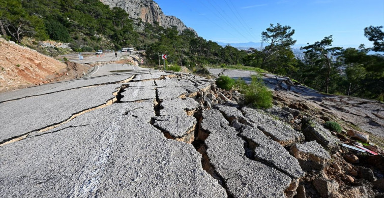 Antalya'da Heyelan ve Göçük Sonrası Yol Çalışmaları Devam Ediyor