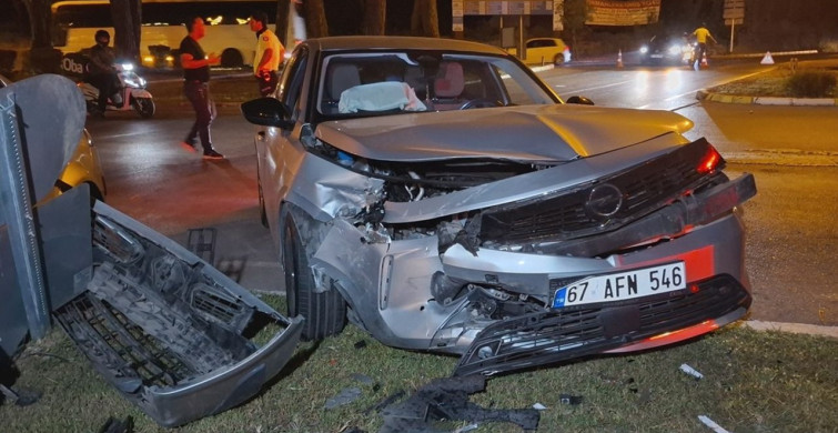 Antalya'da İki Araç Çarpıştı, 5 Yaralı