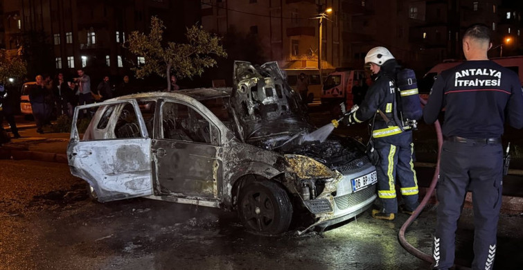 Antalya'da İki Aracı Ateşe Veren Şüpheli Yakalandı