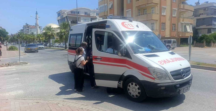 Antalya'da iki otomobil çarpıştı: 2 yaralı