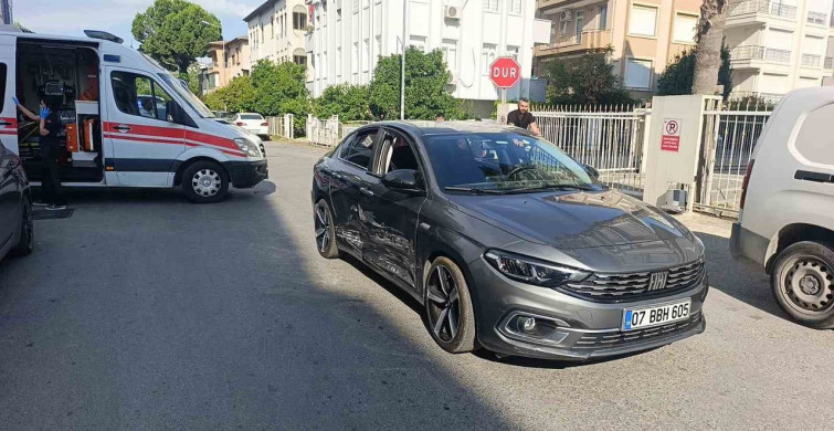 Antalya'da iki otomobilin çarpışması sonucu bir kişi yaralandı