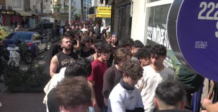 Antalya'da İndirime Doyuran İkinci El Giyim Mağazası Açılışı