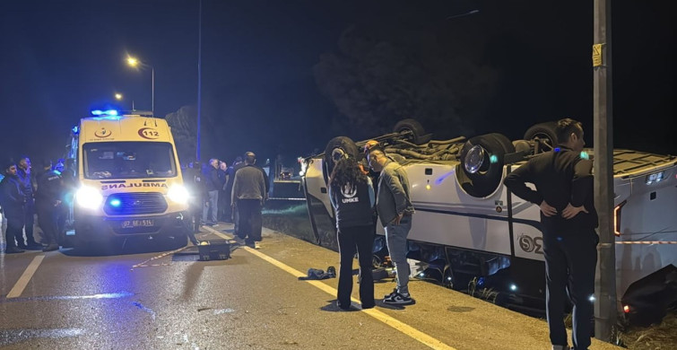 Antalya'da infaz koruma memurlarını taşıyan otobüs devrildi
