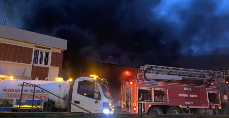Antalya'da İnşaat Deposunda Yangın Söndürüldü