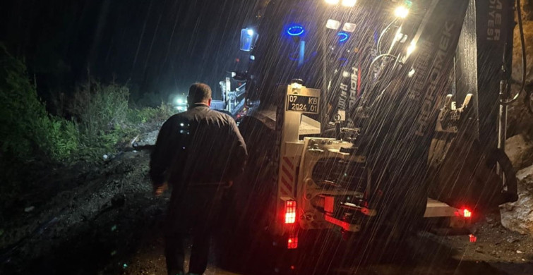 Antalya'da İstinad Duvarı Çöktü, Araçta Mahsur Kalan 4 Kişi Kurtarıldı