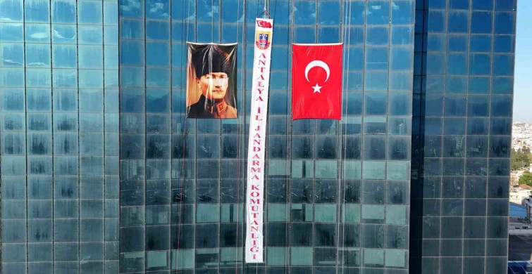 Antalya'da JAK Timi'den Etkileyici Bayrak Gösterisi