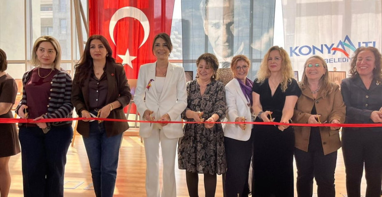 Antalya'da Kadın Gözünden Zamanın İzleri Sergisi Açıldı